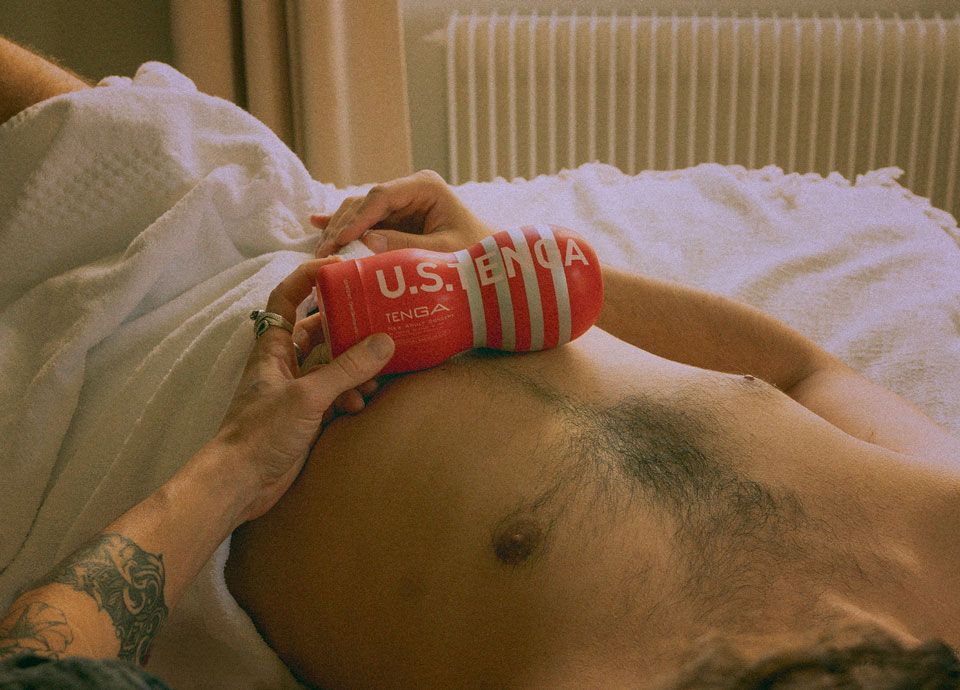 Homme dans un lit avec masturbateur tenga rouge