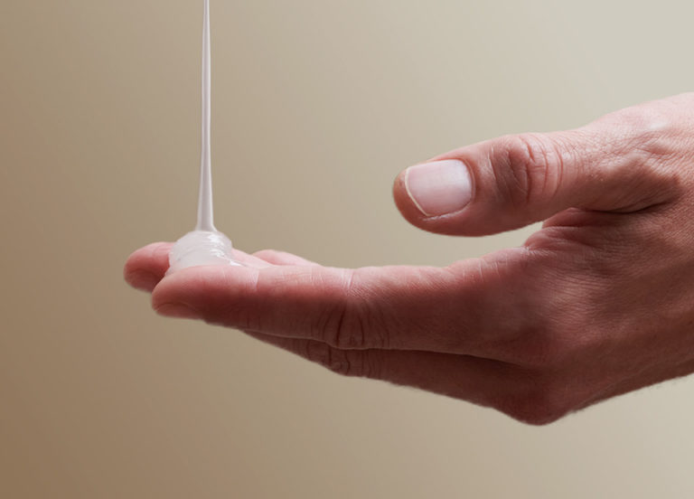 Lire la suite à propos de l’article Lubrifiant à base d&rsquo;eau ou silicone : lequel choisir pour vos moments intimes ?