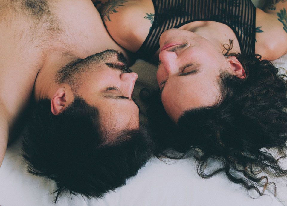 Homme lit couple calin