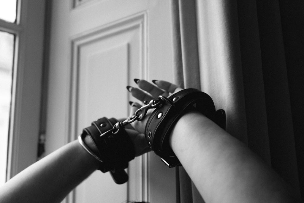 Menottes attachées poignets jeux sexuels