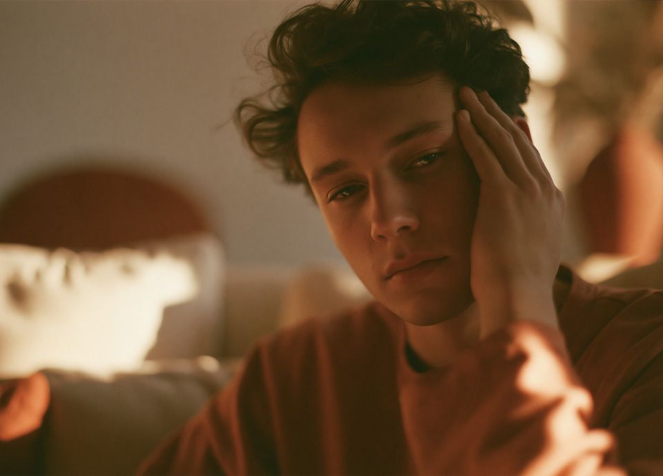 jeune homme migraine