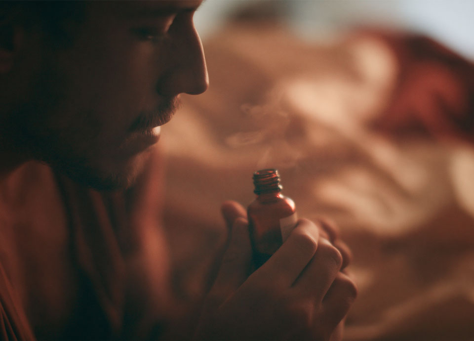 Homme qui sent l'odeur du poppers