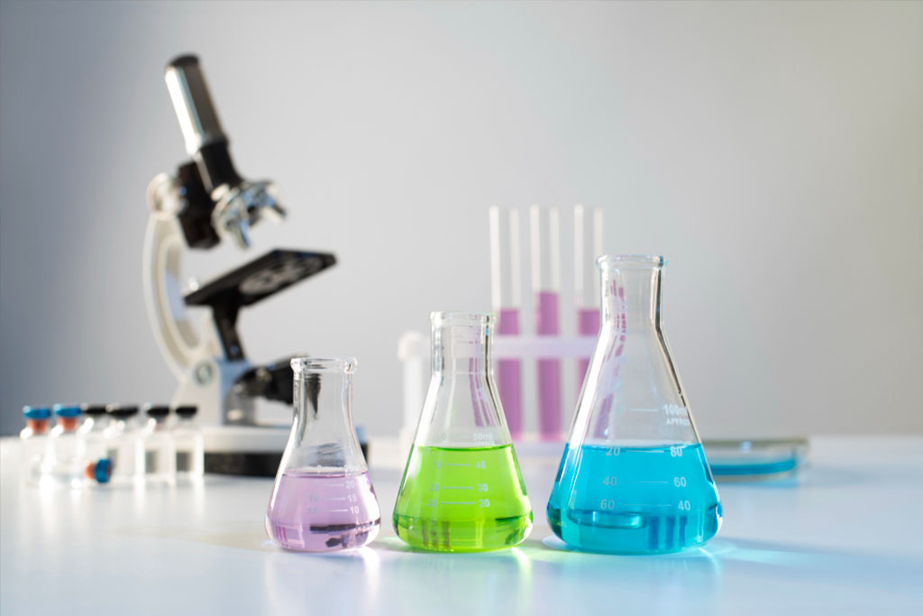 Composants chimiques dans des béchers chimie avec miscroscope