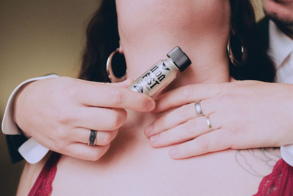 Femme avec un poppers près du coup