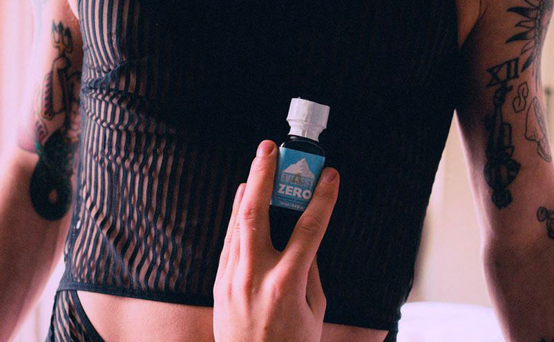 Poppers everest Zero tenu dans un main contre un corp