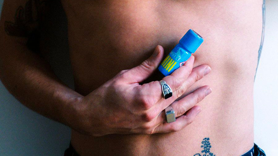 Poppers dans la main prêt à être utilisé