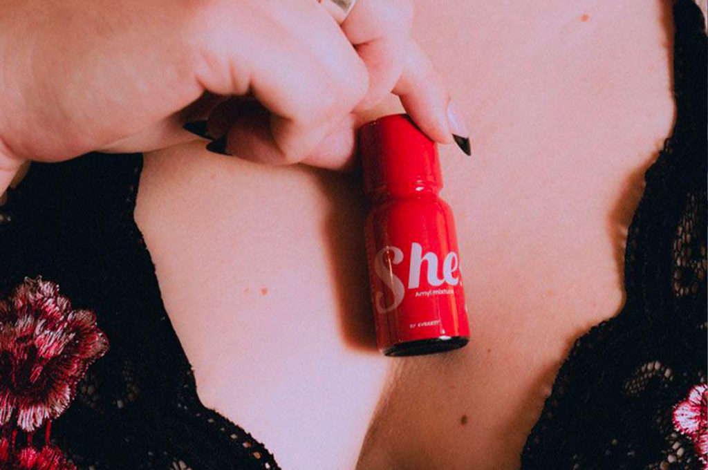 Femme avec le poppers She contre sa poitrine