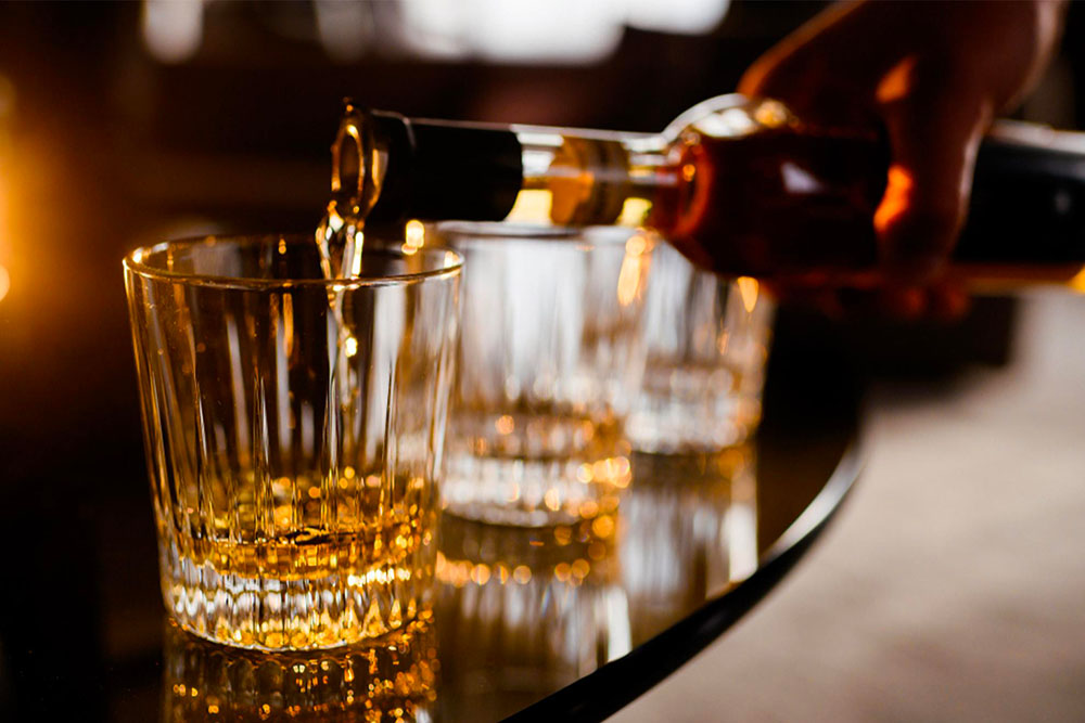 bouteille d'alcool et verres