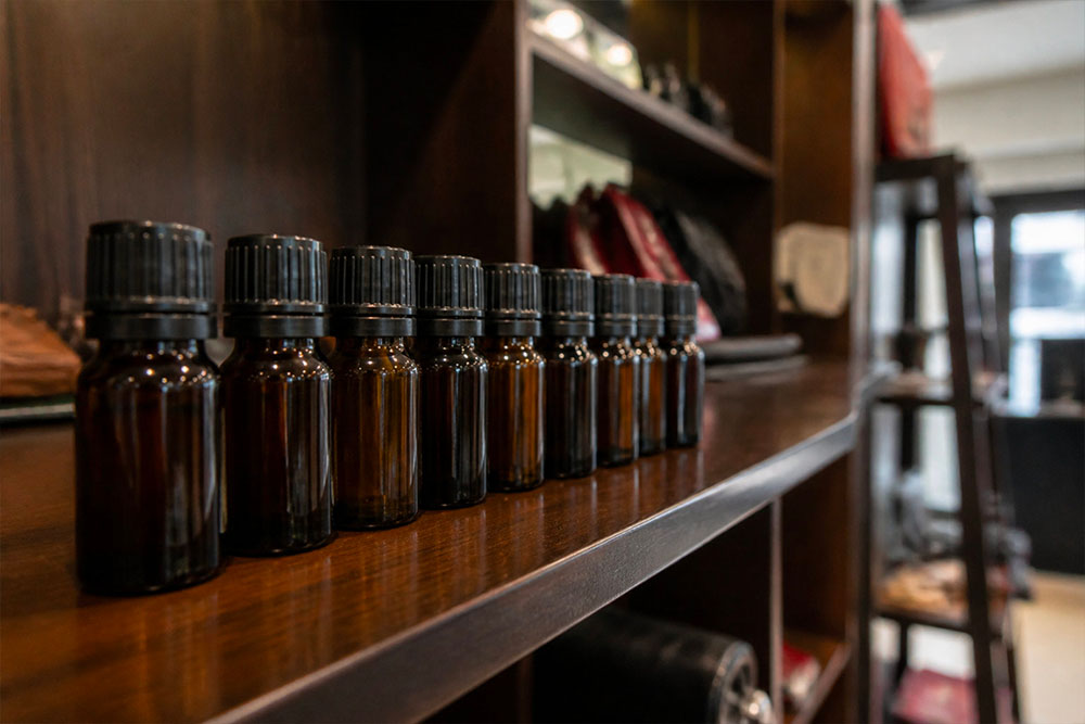 Flacons de poppers sur une étagère