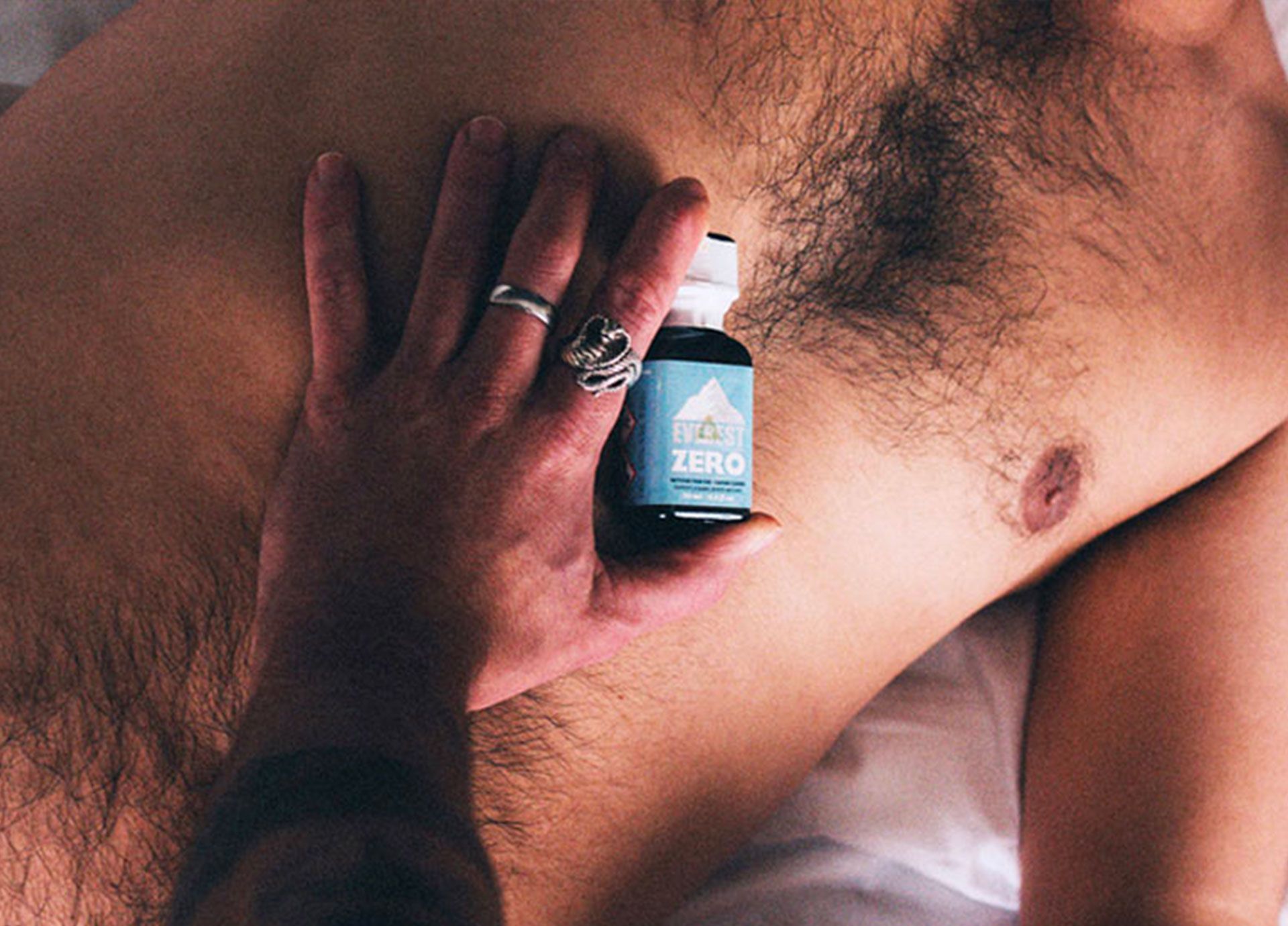 Poppers sur torse nu homme