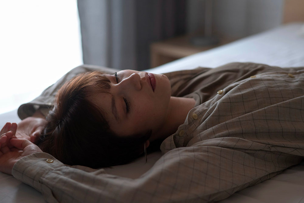 Femme qui se repose mal de tête