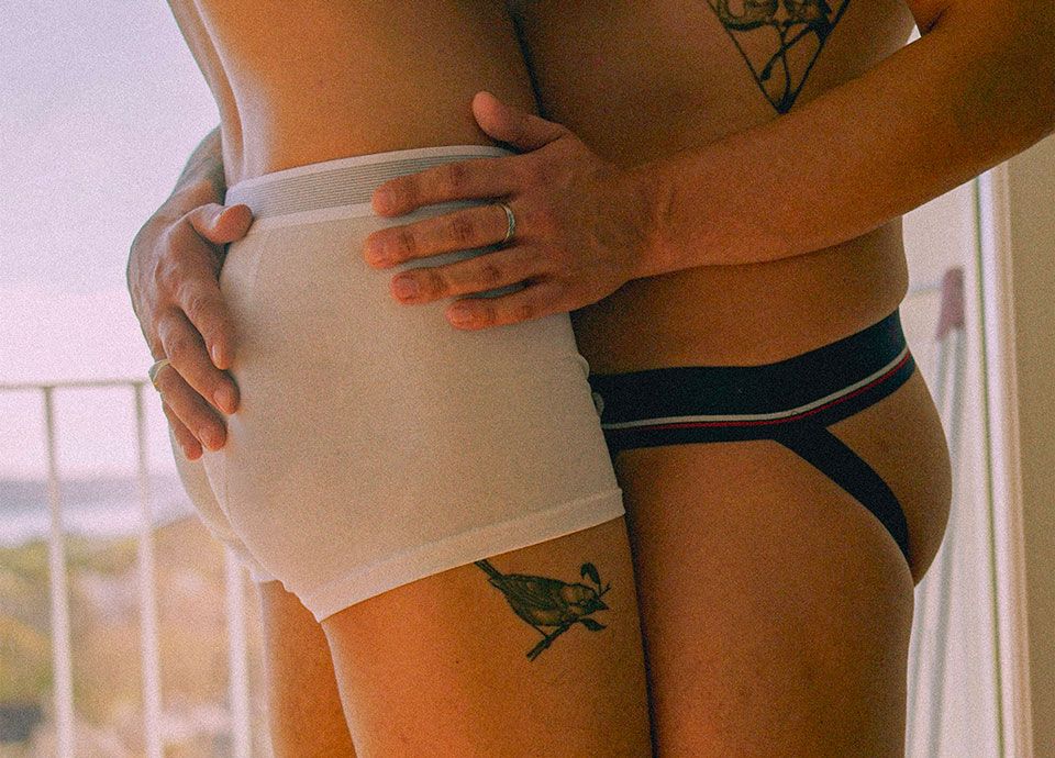 Homme couple calin coquin sous vetement